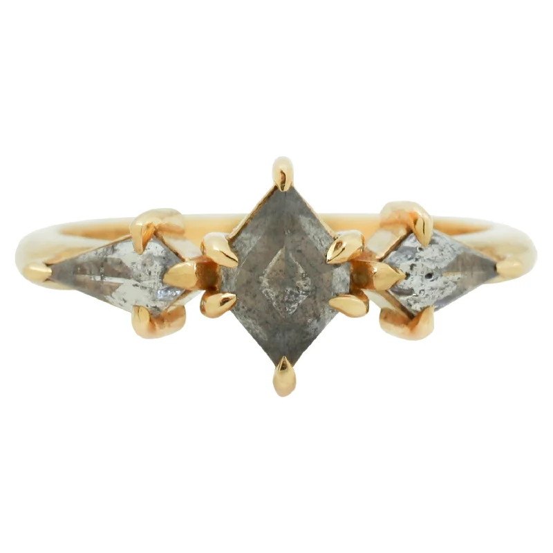 Valois Three Diamond Ring