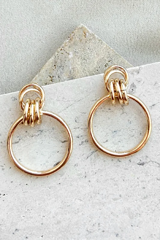 Intriguing Looks Door Knocker Earrings (Gold)