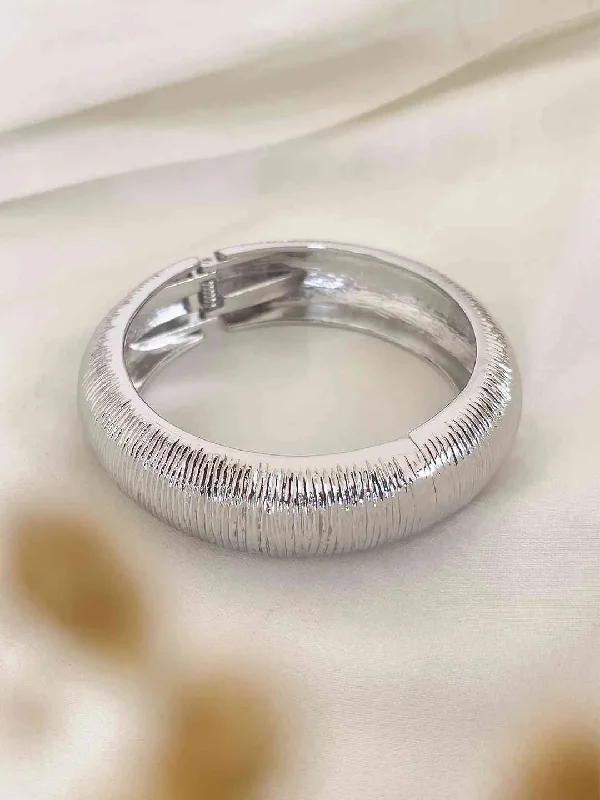 Exclusive Jewelry Markdowns – Limited-Time Offer Minimalist Textured Bangle Bracelet