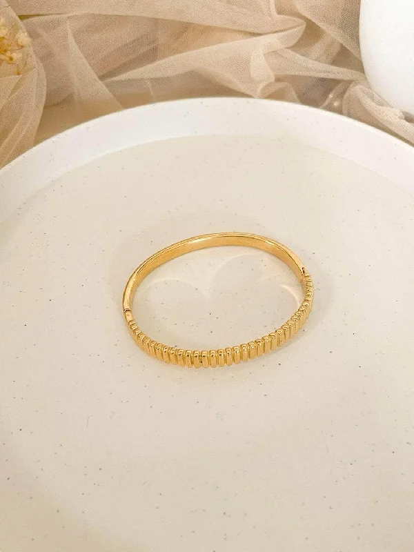 Grab Your Favorite Jewelry At The Lowest Prices Rise Ribbed Bangle