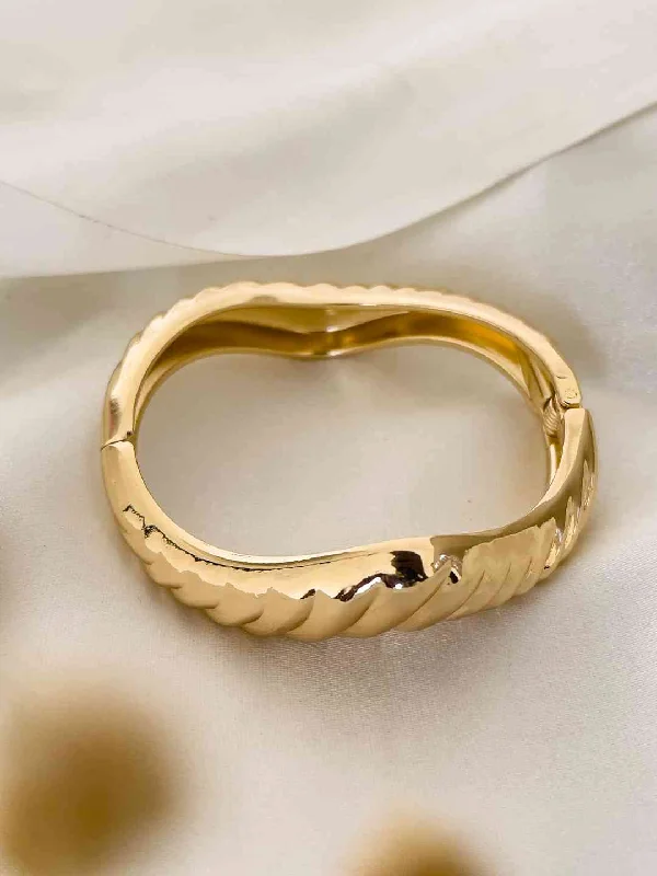 Save On Luxury Jewelry Pieces – Limited-Time Offers Vintage Italy Ribbed Hinged Bangle Bracelet